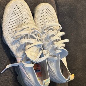 Nike Women's Light Gray Sneakers